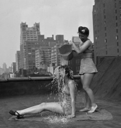 beatnikdaddio: Keeping cool, New York, 1943.