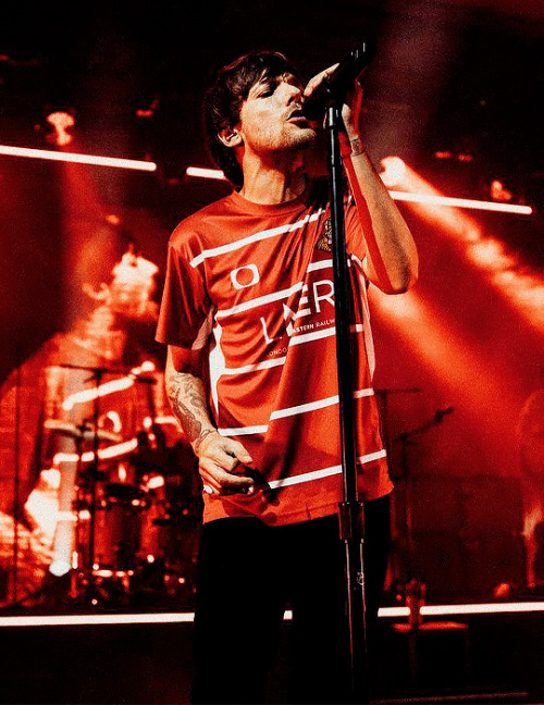 tomlinsonedits:Sling Louis | Sling-less Louis© Joshua Halling