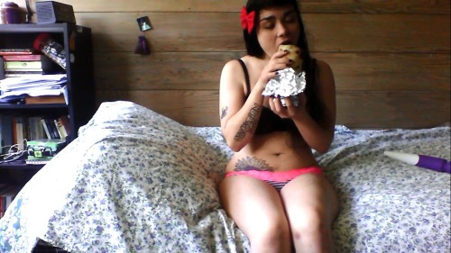 luckylouise13:  /Burrito Fuck/ LouiseThirteen.Clipvia.com Watch me eat a big fuckin burrito while I fuck myself with my hitachi. I cum so hard in this! You will love it. 8.99|11 minutes|HD|FullNudity|RealOrgasm Leave caption in tact. 