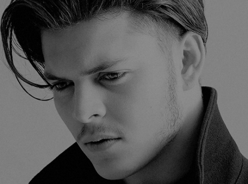 prettymysticfalls:  Alex Høgh Andersen photographed by Niklas Hoejlund  