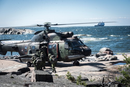 militaryarmament:Swedish, Finnish and U.S Marines cooperating during the large scale international exercise BALTOPS 2016. 10 June, 2016.