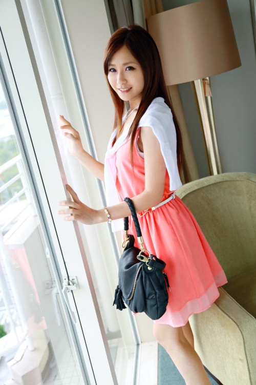 beolab5: Out For A Walk With The Girlfriend - Sayo Minami (美波小夜)