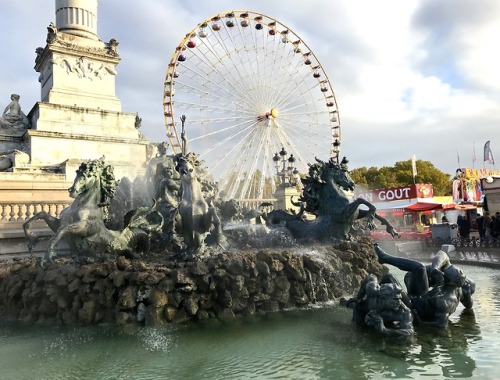 Base et fontaine du monument girondin avec un carnaval dans la Place du Quinconces adjacente, Bordea