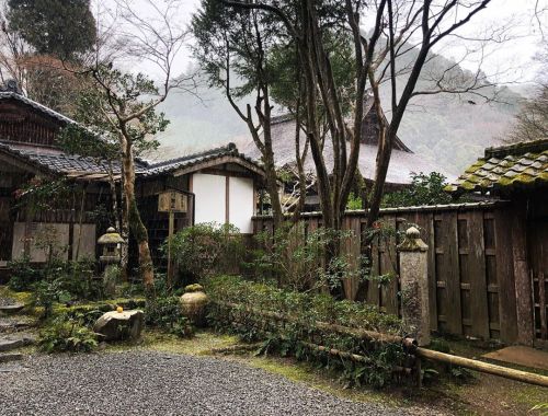 ⛳️1639. 栂尾山 高山寺 Kosan-ji Temple, Kyoto 今日行ったら、ちょうど雪が☃️ 自分にとってはこの冬の初雪！ 鎌倉時代に建立された国宝『石水院』のこけら葺き屋根があっと