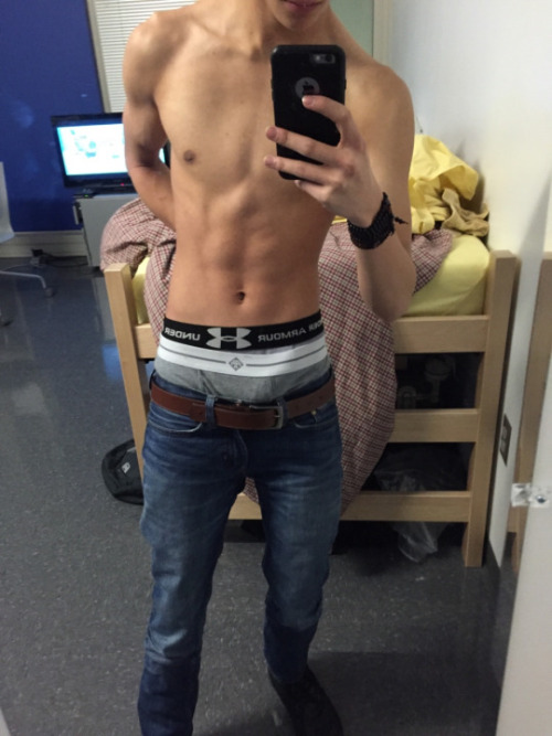 https://sexyboysbeingsexy.tumblr.com/post/119660297024