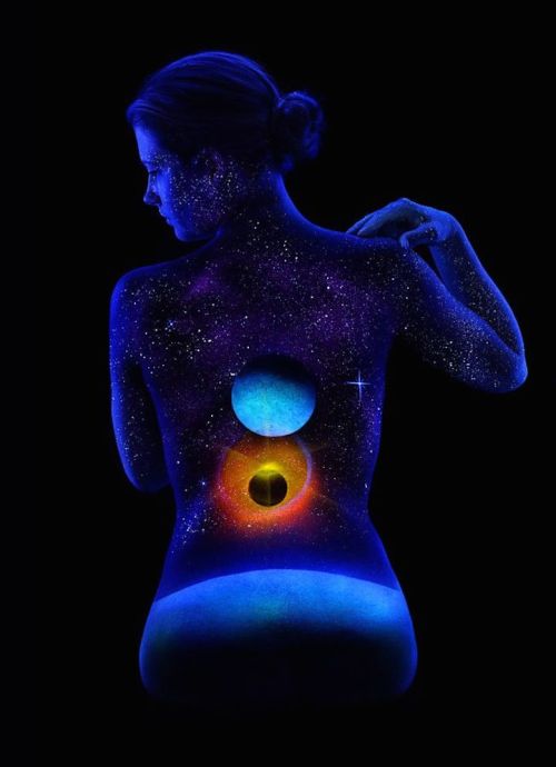 lucidlunngs: allstarsandconstellations: Astounding fluorescent body painting revealed through the u