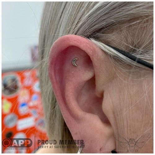 A dainty white gold moon for this flat piercing!  . . . @alchemyadornment #helix #flat #piercing #pi