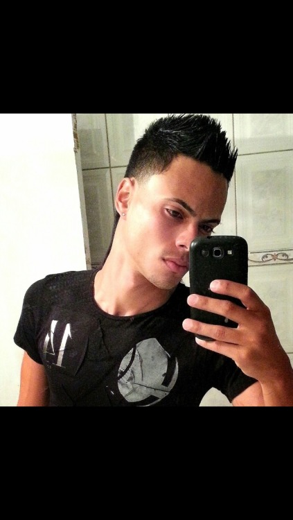 toppuertorrican:  alexboy73:  Armando luis…. Lokita calla!  De dónde
