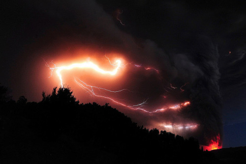  confirm3dkill: Yea these are real, its a Lightning storm crossing paths with the Icelandic volcano Eyjafjallajökull’s eruption column.  Here’s a link to the National Geographic Article   Nature and it’s awesome power…