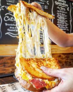 food-porn-diary:Ramen Grilled Cheese with