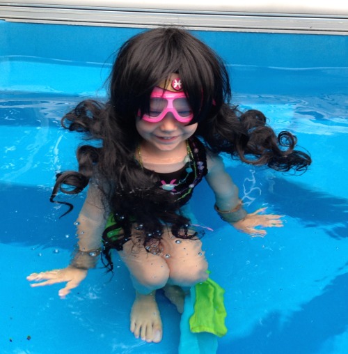 exaltedgalaxies: Baby Feferi goes swimming with Big Sister Meenah!