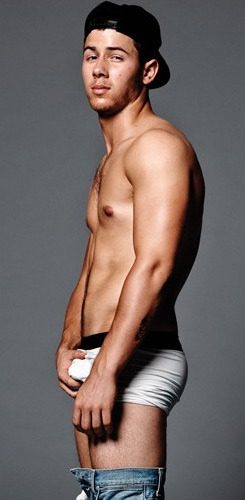 babyboieric:   lvmrsmn:  Nick Jonas grabs his bulge for Flaunt Magazine  My life is complete 