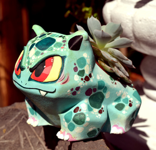 Finished my Ivysaur potI got one of those minimalistic Bulbasaur pots, added the eyes and claws with