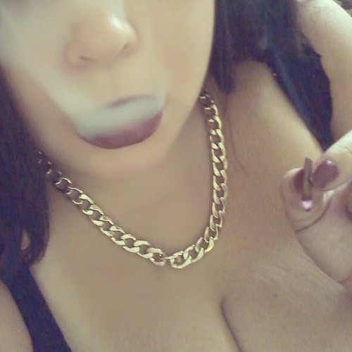 xqu33nkushx:  Reblog if you desire modern day #sexy #bbw #pinup #stoner
