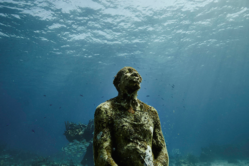 asylum-art:An Underwater Museum with SculpturesEn 2009, dans l’océan de Cancun, le sculpteur Jason deCaires Taylor a conçu une sorte de musée sous l’eau, en installant des sculptures quasi-mythologiques au milieu des requins. La photographe  anglaise