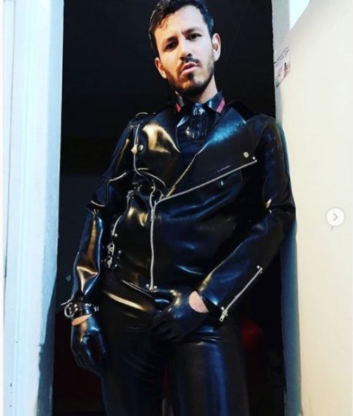 Sex punkerskinhead:shiny rubber suit…love it pictures