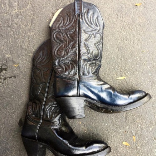 here they are: beautiful beetle-blue-black vintage Hondo brand cowboy boots. cat’s paw soles. JUST s