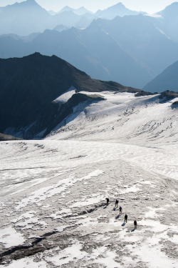 h4ilsham:  Descending the glacier from Pointe