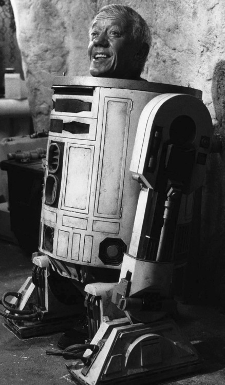 munchanka:  We’ve lost Artoo. RIP Kenny Baker (1934-2016).  Mr. Baker’s performance as everyone’s favorite bucket of bolts was a huge inspiration on Wall-E. Every time an animator would over act a scene by injecting too much anthropomorphic behavior,