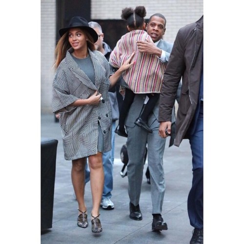 Beyoncé, Jay &amp; Blue Ivy Arriving at the Annie Premiere in NYC (Dec. 7). Just love the