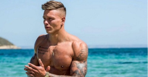 celebrityeggplant:  This is a celeb from the uk called Alex Bowen. He was on a show called Love Island. I know you don’t usually do whites but, I think u can see the acception… 