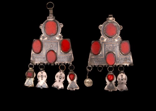 Tikhoursin Ouguelnin, a pair of Moroccan earrings made of silver and glass,  Ida Ou Nadif.