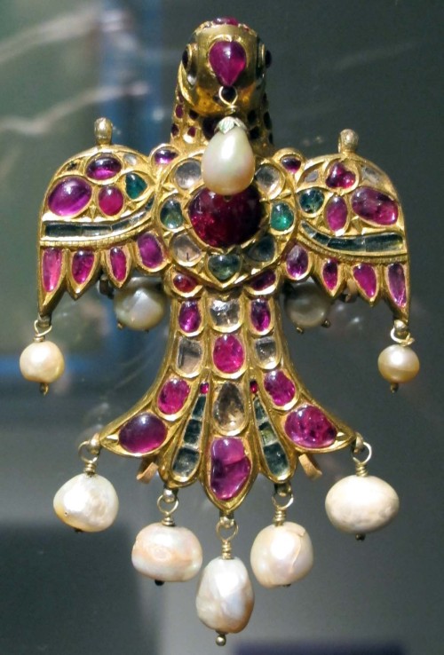 Bird shaped pendant with diamonds and rubies, 17th century Mughal India