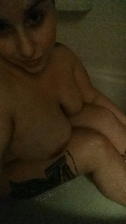 missellaandrews:  Yes, I am a victim of the Lush bath bomb movement.