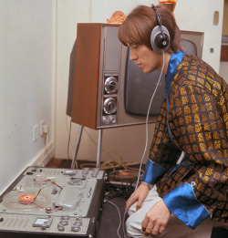 sirpeter64:  The late Steve Marriott of The Small Faces in his home studio. 