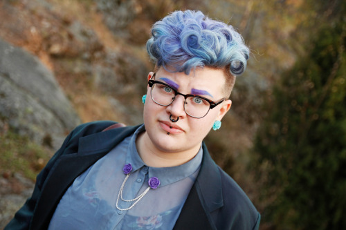 thebrownette:  meduusalammikko:  It’s getting too warm to wear all the layers I usually do, so here’s me trying to figure out how to wear a light binder under a sheer shirt.  Photos by introspektio as always.  STYLE 