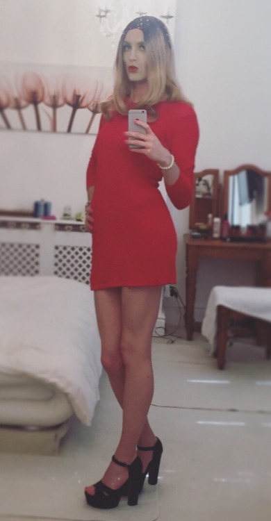 charljohnston:Celebrating the return of the reds with some more photos of this red dress!  Beutifull