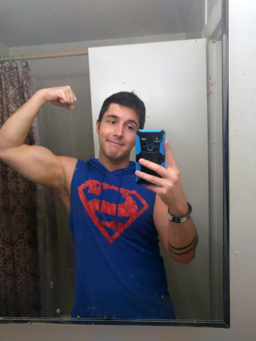 musclepuppy: Flex Friday!! It’s me! In the same pose. In the same mirror. Again! It’s be