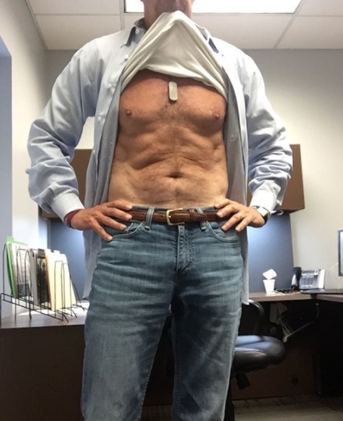 magicsbestfriend:Office ab check…