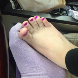 littlelickykitten:  I love this purple on my toes