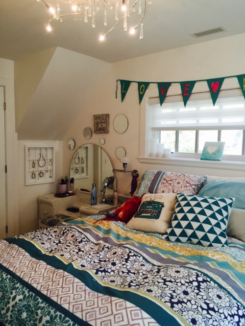 mayareads:  my room is my favourite place in the entire world. 