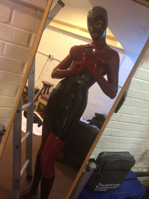 latexmodelboy:  This is me! fetishselfshots adult photos