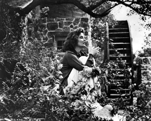 lillithblackwell:Katharine Hepburn knitting (and smoking) on the set of “Bringing up Baby”