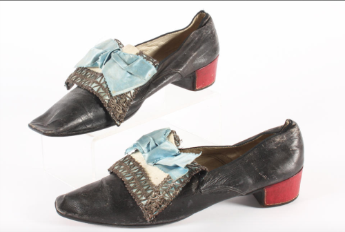ephemeral-elegance:Metallic Lace Trimmed Leather Gentleman’s Shoes with Satin Bow, ca. mid 18th Cent