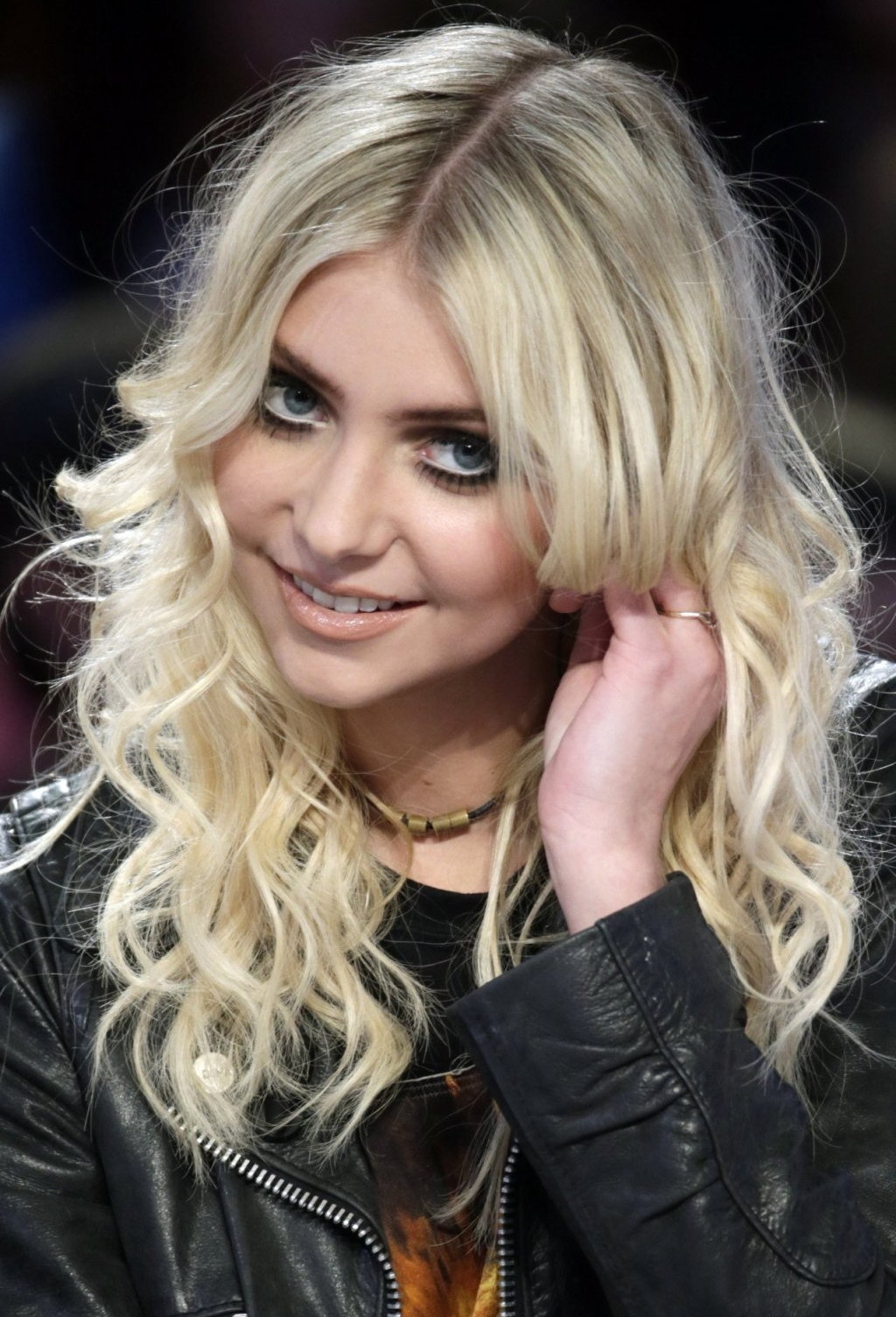 Taylor Momsen - Le Grand Journal. ♥  1. Pretty face. Notice me please!  2. Hi there
