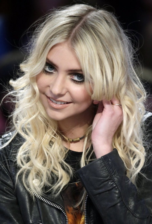 Porn Taylor Momsen - Le Grand Journal. ♥  1. photos