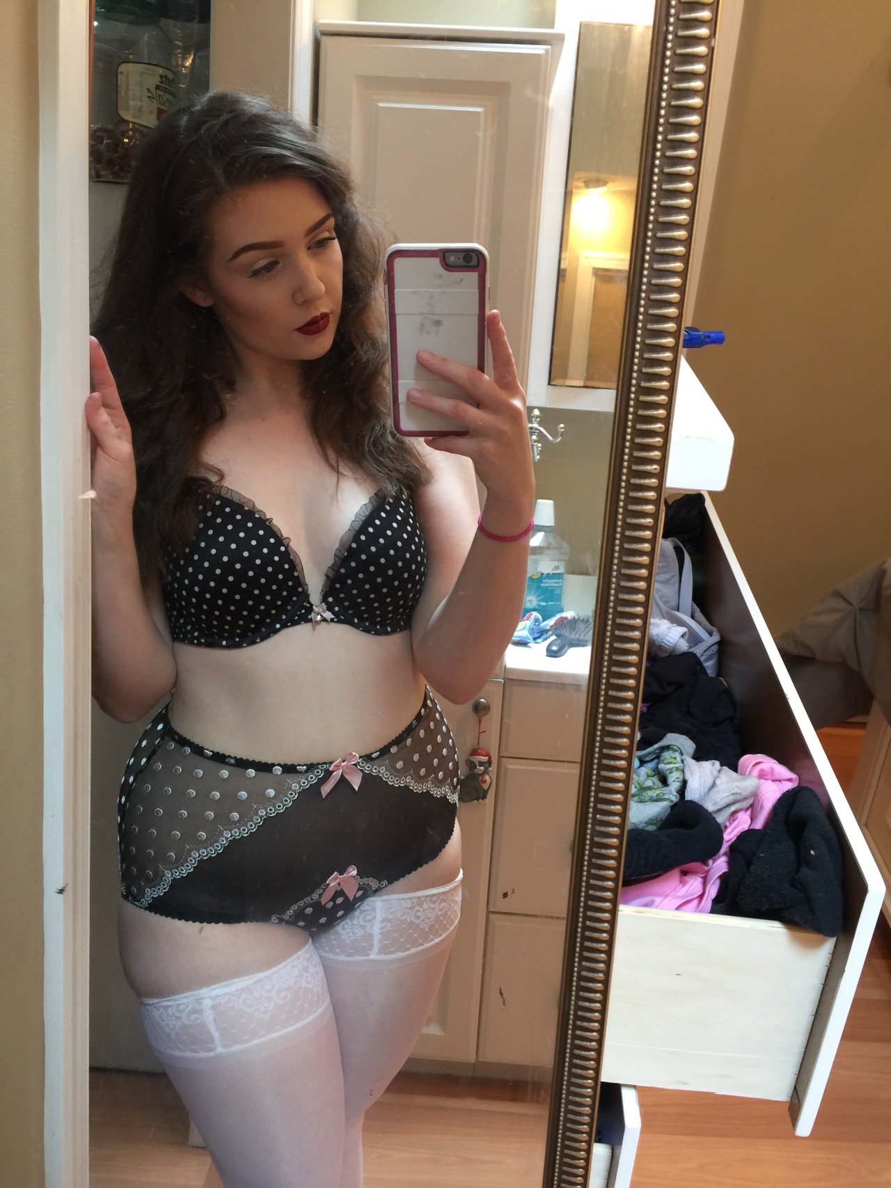 chubby-bunnies:  Curvy and proud. 