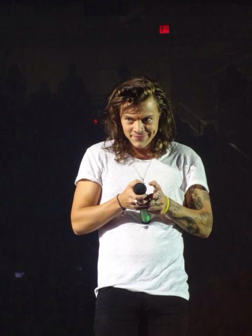 starlightsf25:  Harry on Stage in Detroit(via@halfabluesky31)