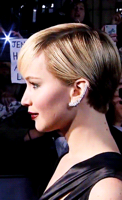 jenniferlawrencedaily:  Jennifer at the Paris premiere 