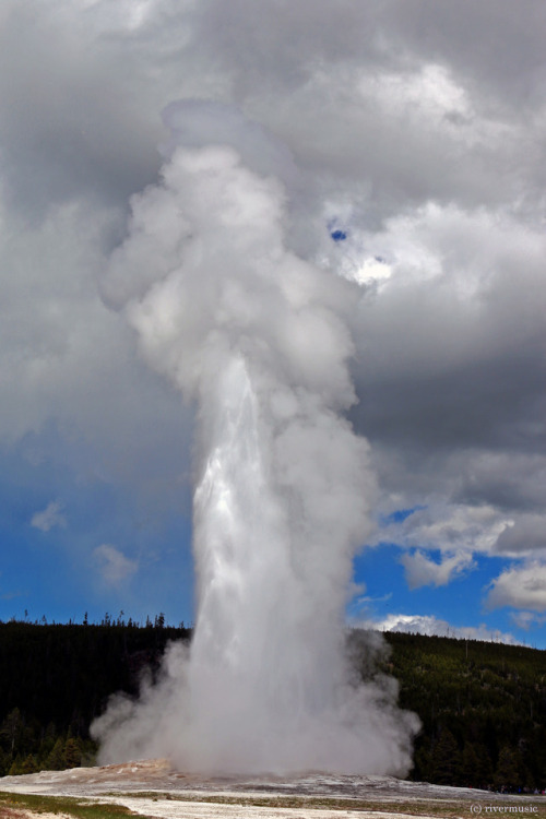 Old Faithful in action: Upper Geyser Basin, Yellowstone National Park, Wyomingby riverwindphotograph