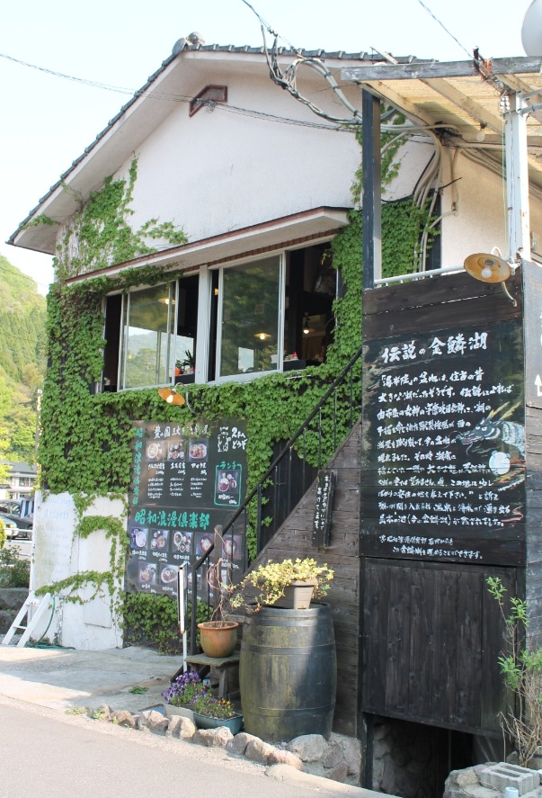 sleepyberry:  Charming cafe on the way to a lake  
