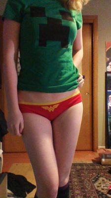 geekyloves:  Submit your Sexy Geek Pics here. 