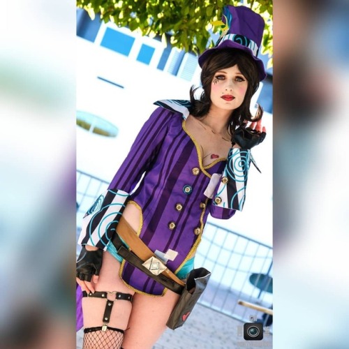 Awesome Moxxi pic by @gachunyau . . . www.patreon.com/CrashQueenBaby . . #mcmcomiccon #followme #co