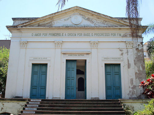 Tempio positivista a Porto Alegre (Brasile) con iscritti sul frontone gli ideali del Positivismo: «O amor por principio, e a ordem por base, o progresso por fin» traduzione del motto di Comte: «L'Amour pour principe et l'Ordre pour base; le Progrès