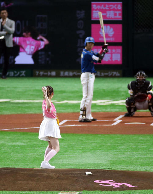sakamichipost46: 乃木坂46・衛藤美彩が始球式 ストライク投球に笑顔産経フォト 2018.05.13 16:02www.sankei.com/photo/story/n