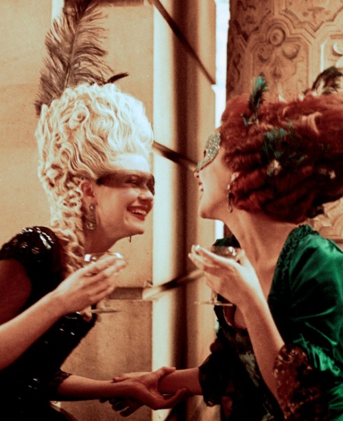 the-garden-of-delights:Kirsten Dunst as Queen Marie Antoinette and Rose Byrne as the Duchesse de Pol